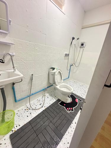 a bathroom with a toilet and a sink at Summer Sunshine in Songkhla