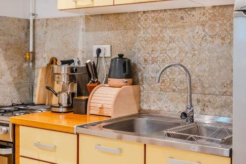 Quiet Corner Central Zagreb 1BR w/ AC - Happy Rentals