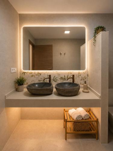two sinks in a bathroom with a mirror at Hostal Rural La Mejorada in Alpera