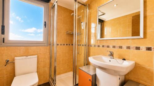 a bathroom with a toilet sink and a shower at El Arcin - Piscina, terraza y parking en Llanes in Llanes