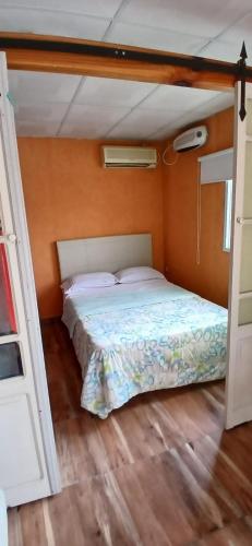 a bed in a room with a wooden floor at Casa Quinta Nuevo Torino -15 min de Rafaela in Nuevo Torino
