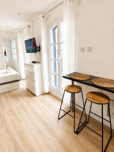 Foto Grand Central House - Classic One Bedroom - GibraltarStay Apartments 5
