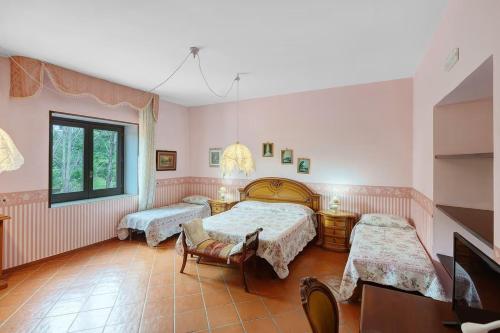 a bedroom with two beds and a chair at La dimora dei 5 sensi in Faiano