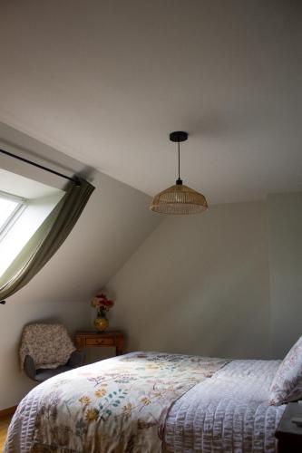 a bedroom with a bed and a window at Au Jardin de Mireille in Leffrinkhoucke