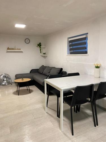 a living room with a table and a couch at Kuca za odmor-Tisa Hideaway in Turija