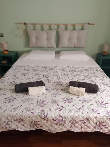 a bedroom with a bed with two towels on it at Appartamento Casa Libe in Ornavasso