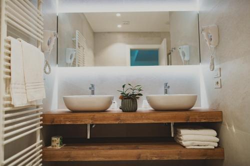 a bathroom with two sinks and a mirror at Hotel Magnolia in Preganziol