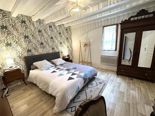 a bedroom with a large bed in a room at Riban in Sabres