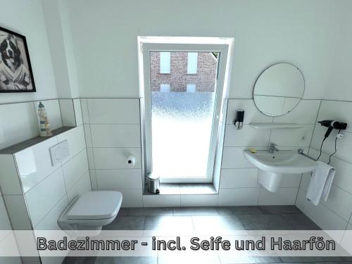 ein Badezimmer mit Waschbecken, Toilette und Fenster in der Unterkunft "Nemo" Papenburg ebenerdig rollstuhlgerecht 83 qm Neubau EBK 2 Schlafzimmer 4 Personen Free Wifi in Papenburg