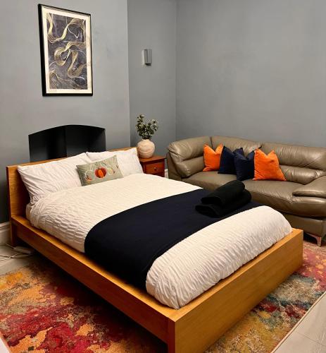 a bed in a living room with a couch at Ayetonis in Pallion