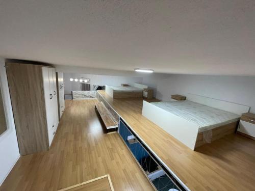 a large room with a bed and a desk at Dua Apartament in Kashari