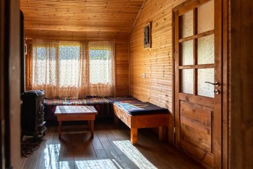 a small room with a bench in a wooden cabin at Farma Sotira Agroturizem in Leskovik