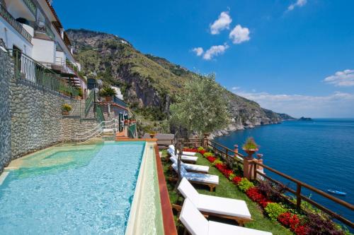 una piscina con vistas al océano en Villa Corallium en Praiano