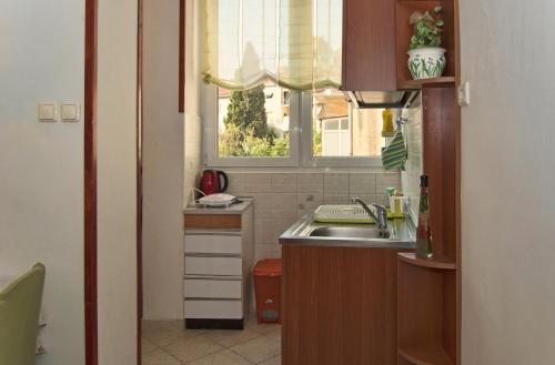 スプリトにあるApartments Rajnaの小さなキッチン(シンク付)、窓