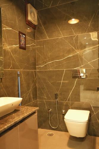 a bathroom with a toilet and a shower at Noor Villa Mohali in Lāndrān