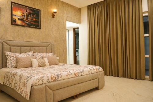 a bedroom with a large bed in a room at Noor Villa Mohali in Lāndrān