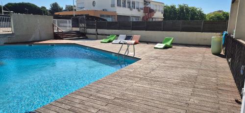 Duplex rénové, piscine, clim, centre port
