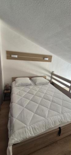 Duplex rénové, piscine, clim, centre port