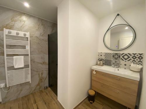 a bathroom with a sink and a mirror at La Cabane Marine in Sangatte