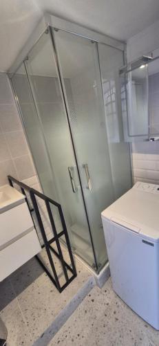 Duplex rénové, piscine, clim, centre port