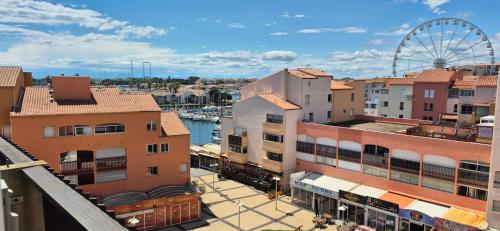 Duplex rénové, piscine, clim, centre port