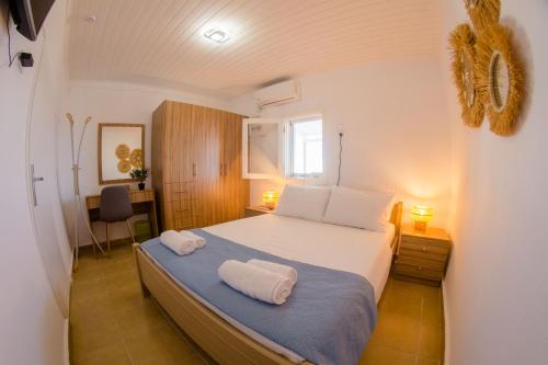 sypialnia z łóżkiem i dwoma ręcznikami na nim w obiekcie Sea view Theoni w mieście Katakolo
