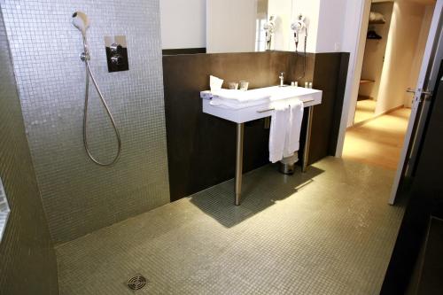 a bathroom with a sink and a shower at Le Pré du Moulin - Maison Alonso - Hôtel & Restaurant in Sérignan-du-Comtat