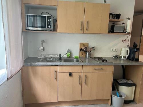 a kitchen with a sink and a microwave at Conny's Ferienwohnung in Bietigheim-Bissingen