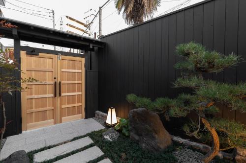 鶴Inn 鶴橋駅徒歩5分 難波 梅田 天王寺 関西空港 奈良直通 贅沢な和モダン一軒家 蝶栖居