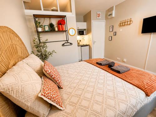 a bedroom with a bed with pillows on it at Studio Sunshine Saint-Omer Centre in Saint-Omer