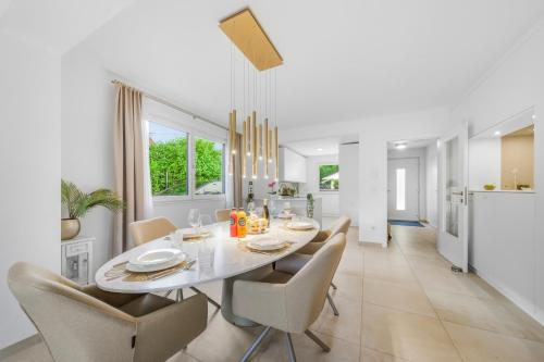 Modern Luxury Villa, 5 Bedrooms, Outdoor Grill