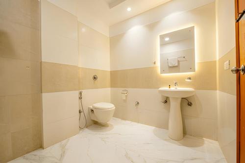 a bathroom with a toilet and a sink at Hotel The Mirage in Gil