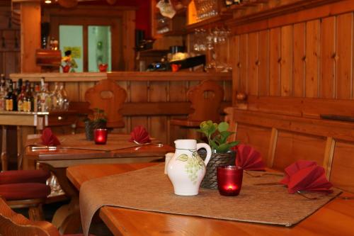 a table in a restaurant with a vase on it at Hotel Spanischer Hof in Gröditz