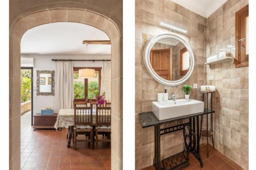a bathroom with a sink and a mirror at Malpas in Cielo de Bonaire 