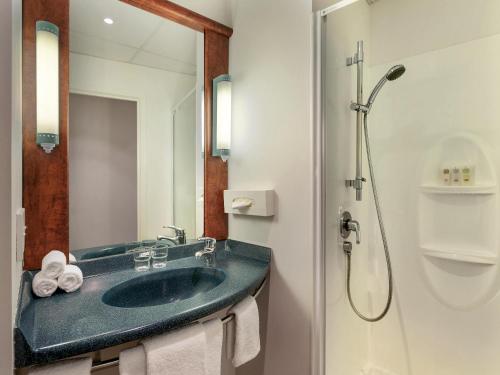 a bathroom with a sink and a shower at ibis Wellington in Wellington