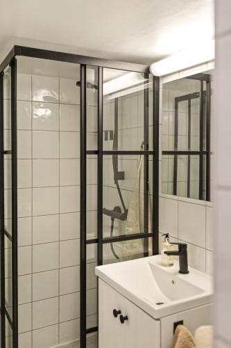 a bathroom with a sink and a mirror at Koselig leilighet midt i Tønsberg in Tønsberg