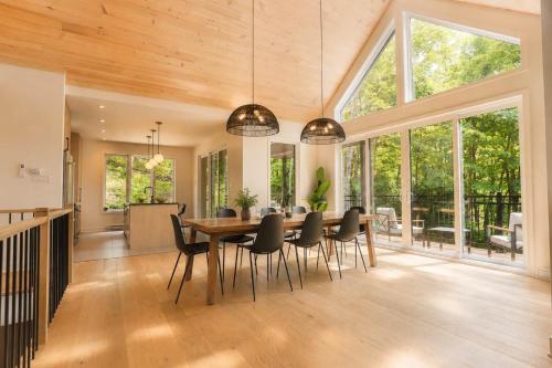 a dining room with a table and chairs at Spa & Babyfoot - Chalet BOREA in Saint-Faustin