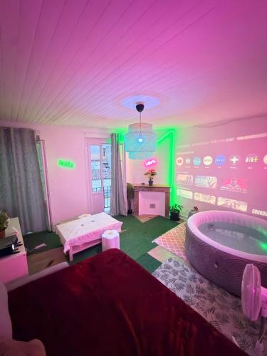 a large room with a tub in the middle of it at Un Jacuzzi dans le centre in Bordeaux