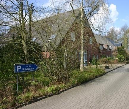 ein blaues Parkschild vor einem Haus in der Unterkunft Hotel Esinger Hof garni in Tornesch