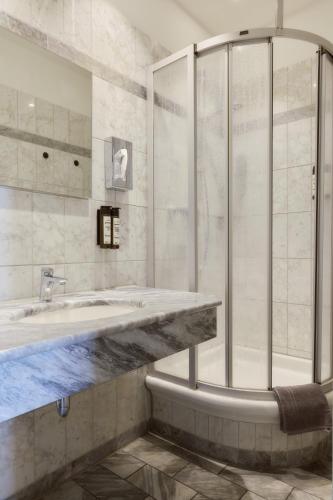 ein Badezimmer mit Dusche und Waschbecken in der Unterkunft Hotel Fletzinger in Wasserburg am Inn