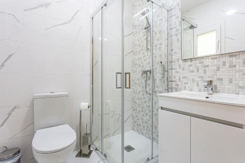 a bathroom with a shower and a toilet and a sink at Casa Manecas by Hostiva in Reriz
