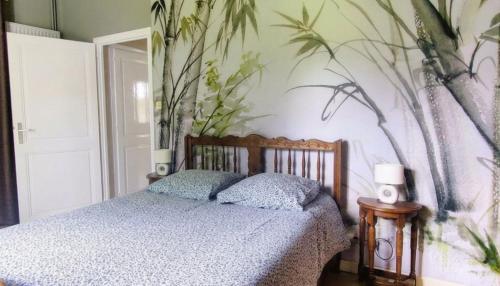 a bedroom with a bed and a plant wall at Vaste et confortable maison à la campagne in Villotte-sur-Aire