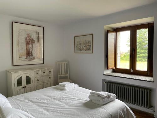 a bedroom with a white bed and a window at R2R - Finca Ranapega - 34A03 in Escamprero