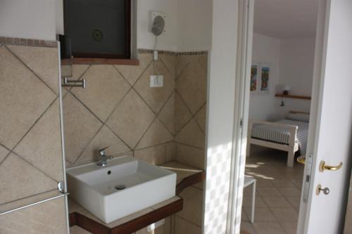 uma casa de banho com um lavatório branco num quarto em B&B Brixius em Verona