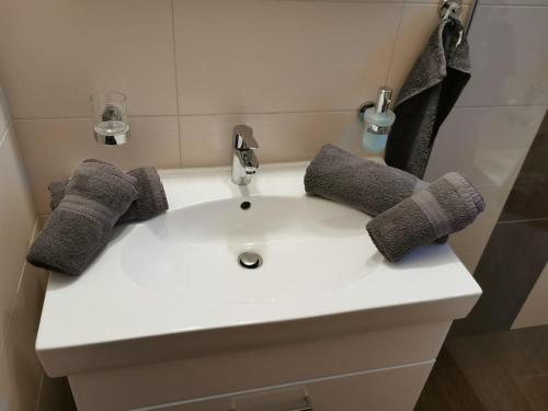 a white sink with a faucet in a bathroom at Ferienwohnung Magdalena in Stumm