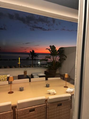 a dining room with a view of the ocean at Occhi sul mare in Termoli