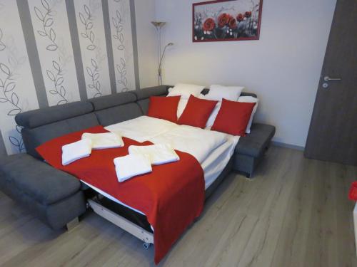 Un pat sau paturi într-o cameră la Szofi Apartman
