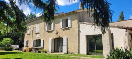 an exterior view of a large brick building at Logement charme provençal in Cabannes