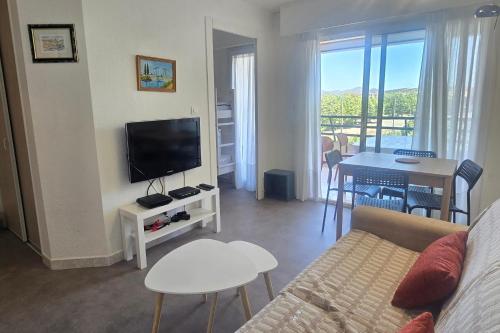 Studio for 4 with pool 350m from beach