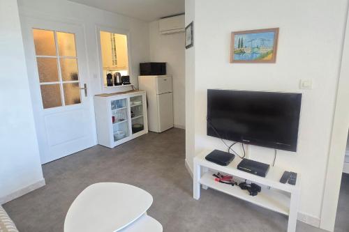 Studio for 4 with pool 350m from beach
